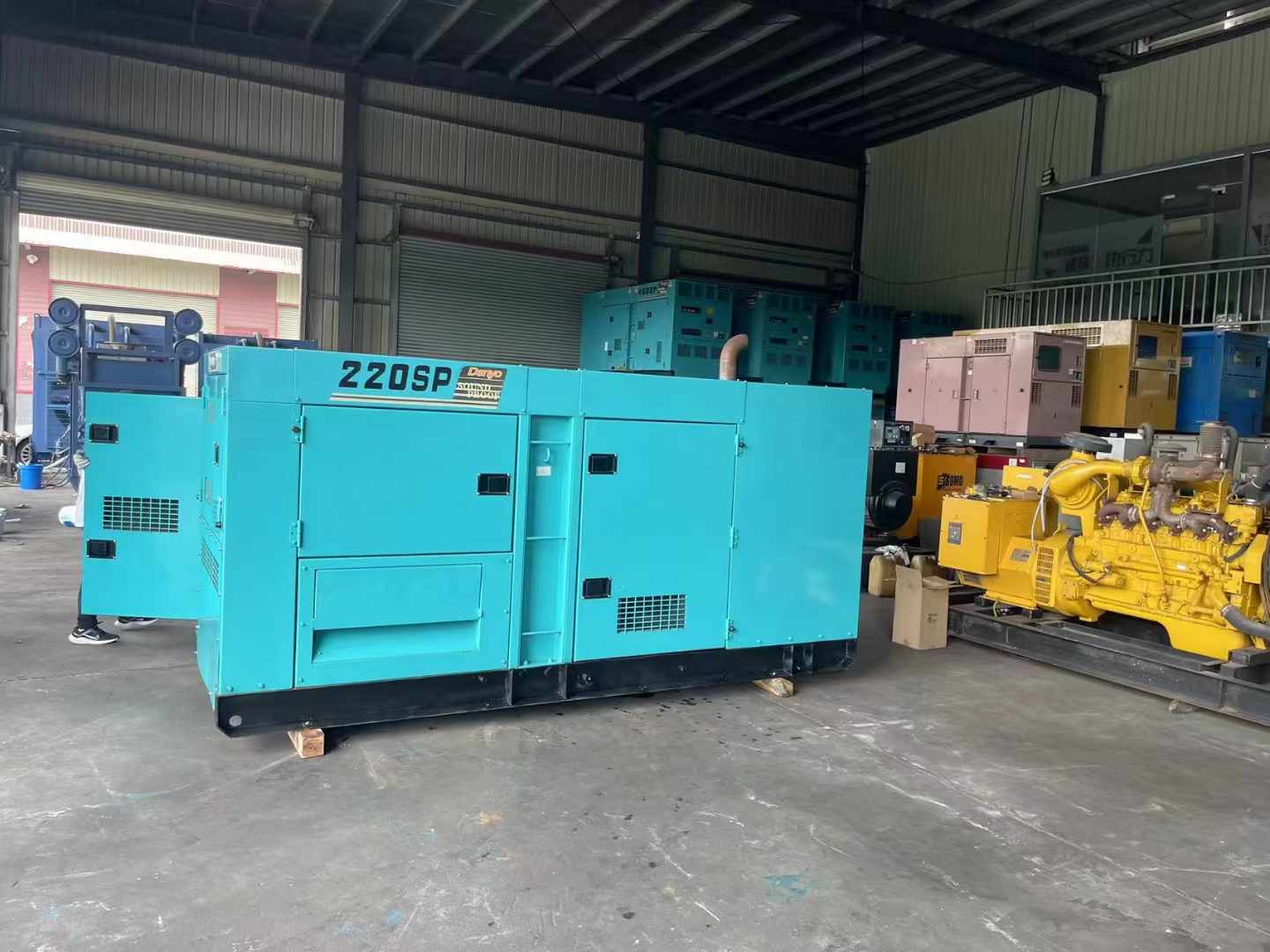 安化柴油发电机组长期不间断运行时，如何监控其温度和压力？