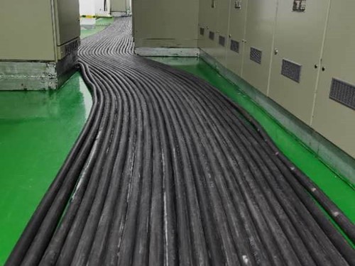 安化如何根据理论计算公式计算温度对特定电压测量结果的影响？