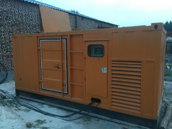 安化发电机组长期使用中，电缆线的敷设路径有哪些要求？